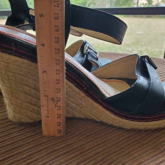 Women's open toe platform ankle strap open toe wedge sandals. Size 11. - Picture 10 of 15